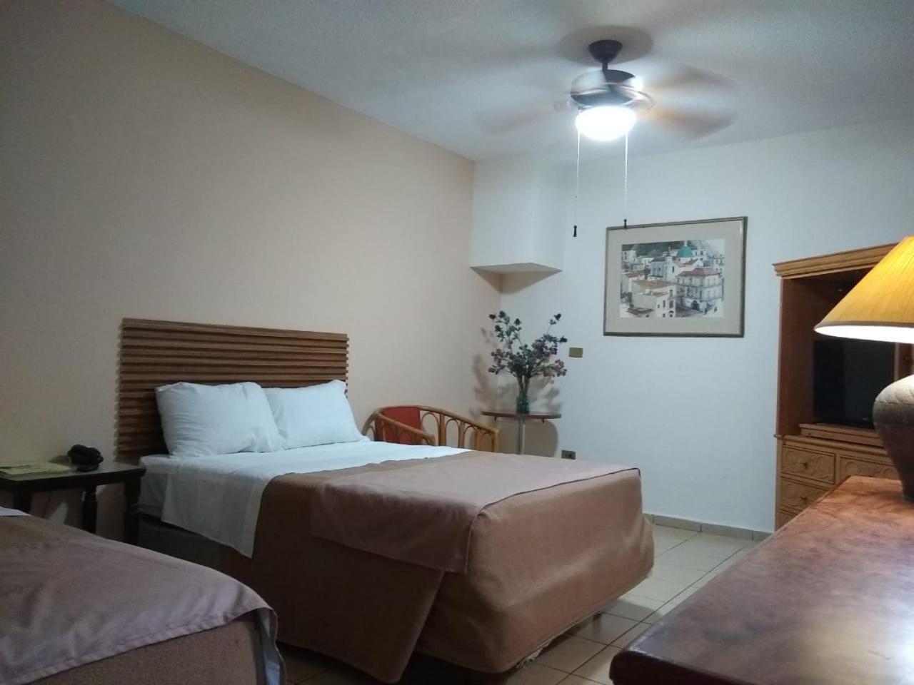 Hotel El Dorado Sabinas Eksteriør billede